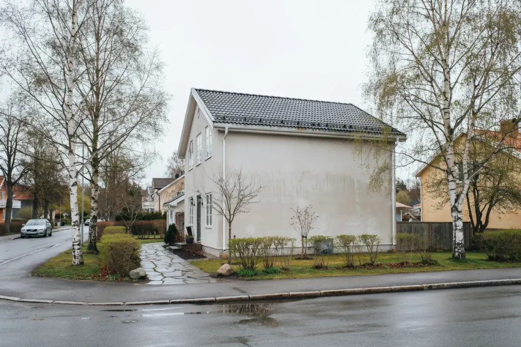 rent tak och ren fasad s lyfter du husets utseende och minskar risken f r p v xt